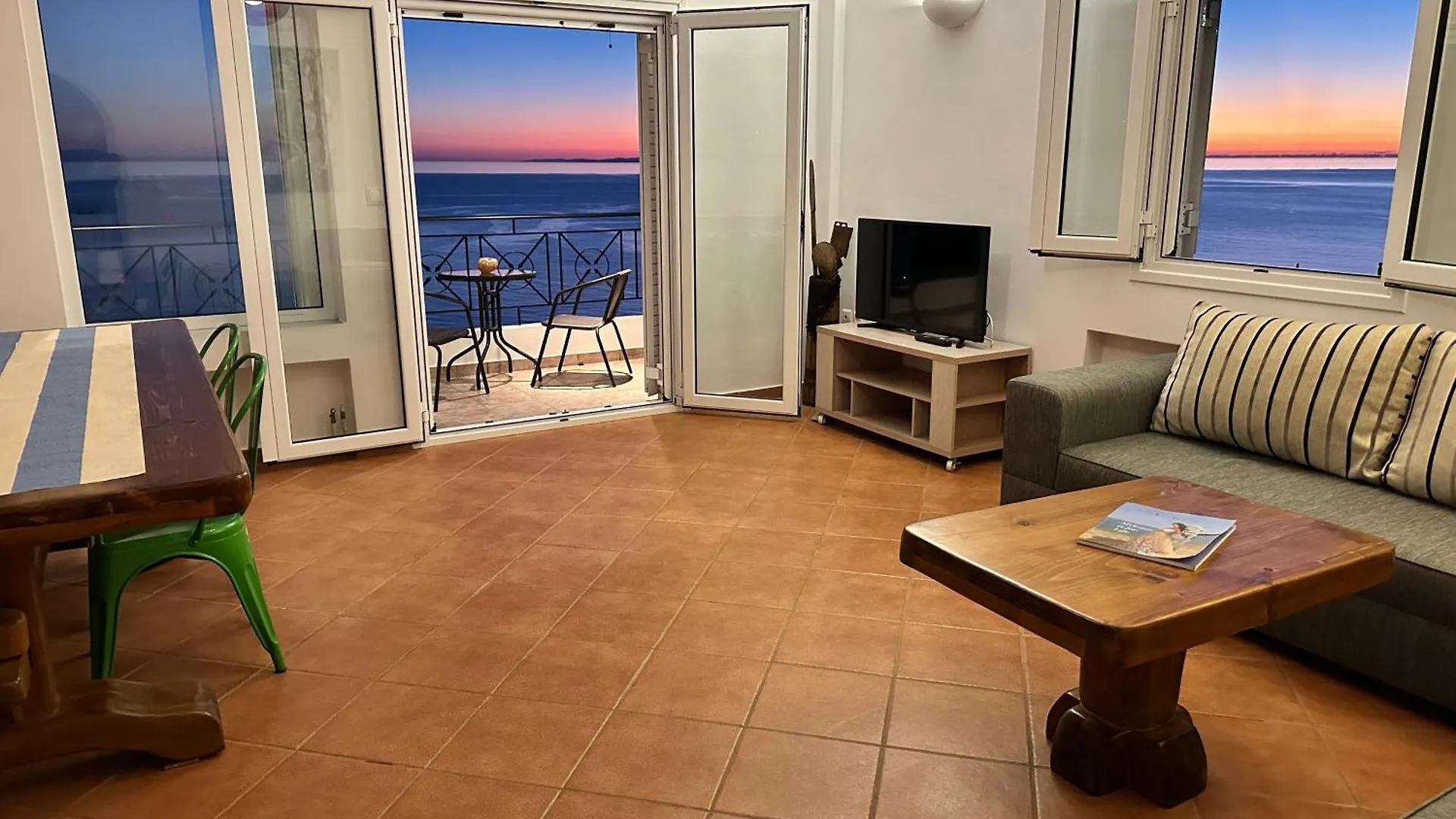 Roumers Himara Himare