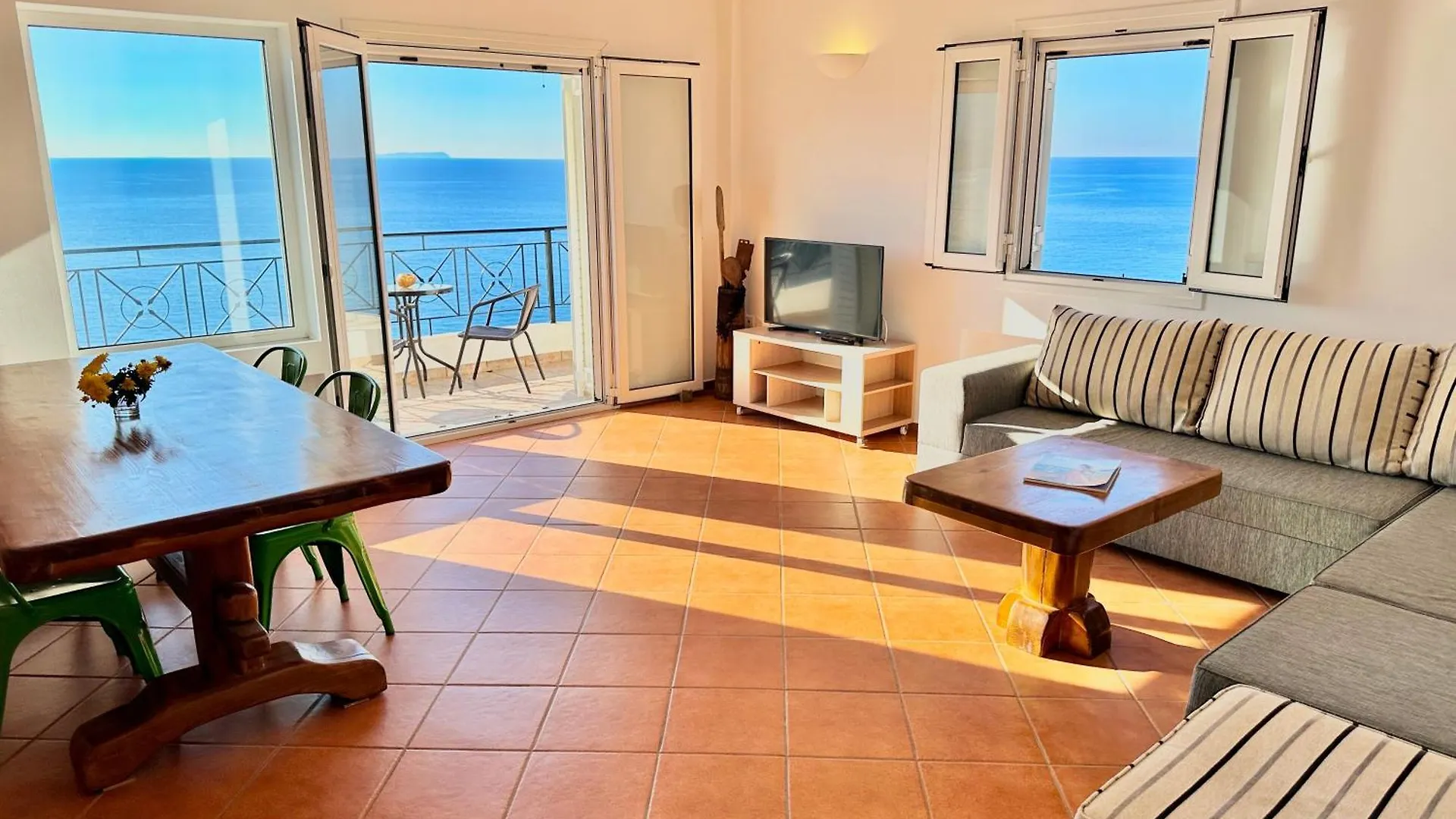Roumers Himara Himare